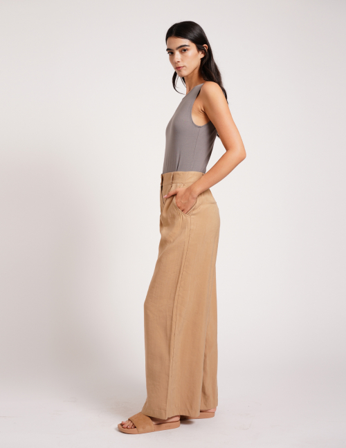 Alef Alef | אלף אלף - בגדי מעצבים | מכנסיים מחוייטים גזרה רחבה חאקי | SAMPLE Alef Alef | אלף אלף - בגדי מעצבים | מכנסיים מחוייטים גזרה רחבה חאקי | SAMPLE