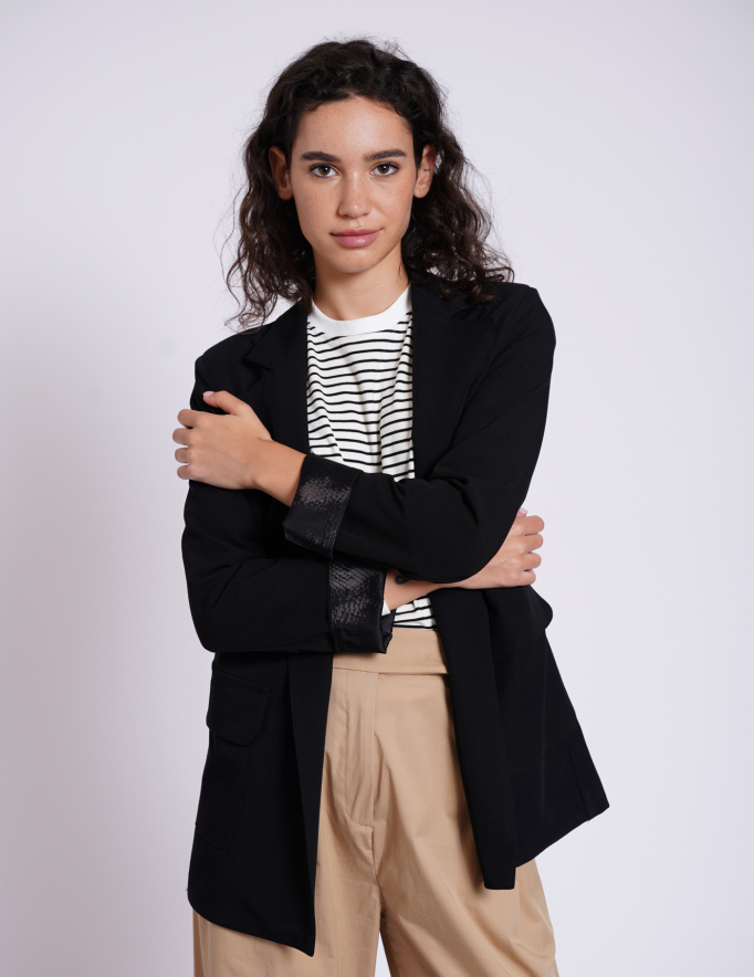 Alef Alef | אלף אלף - בגדי מעצבים | בלייזר HOOPOE שחור Alef Alef | אלף אלף - בגדי מעצבים | בלייזר HOOPOE שחור