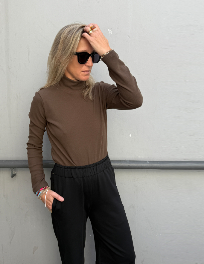 Alef Alef | אלף אלף - בגדי מעצבים | NO.54 חולצת גולף חום Alef Alef | אלף אלף - בגדי מעצבים | NO.54 חולצת גולף חום