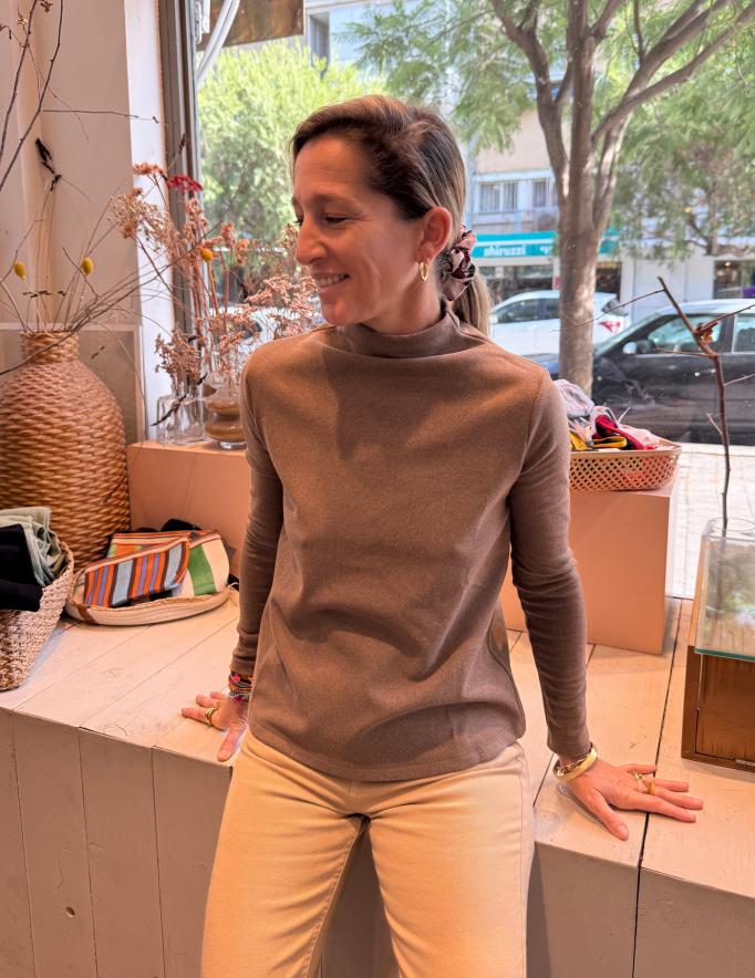 Alef Alef | אלף אלף - בגדי מעצבים | NO.55 חולצת גולף ריב חום Alef Alef | אלף אלף - בגדי מעצבים | NO.55 חולצת גולף ריב חום