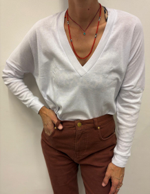 Alef Alef | אלף אלף - בגדי מעצבים | NO.50 חולצת וי ארוכה לבן Alef Alef | אלף אלף - בגדי מעצבים | NO.50 חולצת וי ארוכה לבן