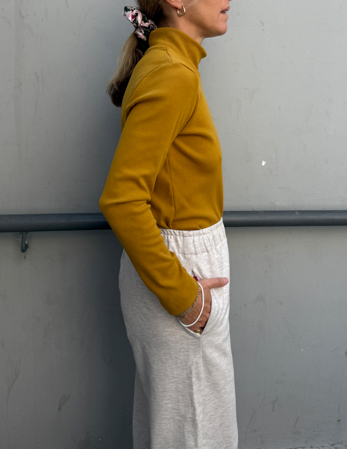 Alef Alef | אלף אלף - בגדי מעצבים | NO.54 חולצת גולף חרדל Alef Alef | אלף אלף - בגדי מעצבים | NO.54 חולצת גולף חרדל