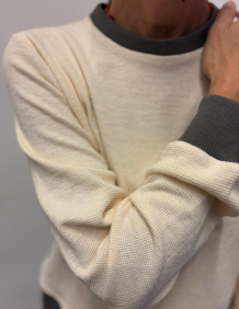 Alef Alef | אלף אלף - בגדי מעצבים | סווטשירט מבד וופל שמנת בגימור ריב אפור | SAMPLE