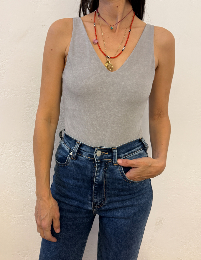 Alef Alef | אלף אלף - בגדי מעצבים | בגד גוף מחשוף וי אפור | SAMPLE