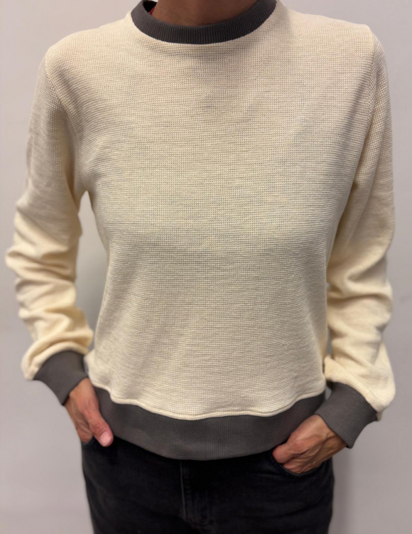 Alef Alef | אלף אלף - בגדי מעצבים | סווטשירט מבד וופל שמנת בגימור ריב אפור | SAMPLE Alef Alef | אלף אלף - בגדי מעצבים | סווטשירט מבד וופל שמנת בגימור ריב אפור | SAMPLE