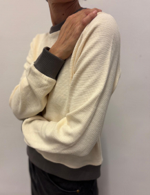 Alef Alef | אלף אלף - בגדי מעצבים | סווטשירט מבד וופל שמנת בגימור ריב אפור | SAMPLE