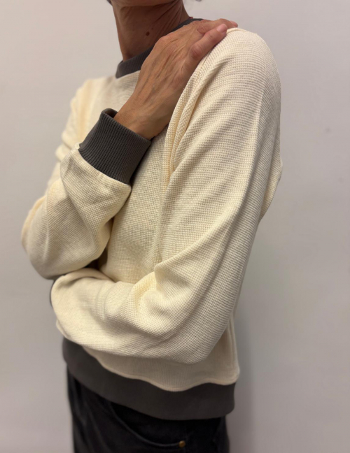 Alef Alef | אלף אלף - בגדי מעצבים | סווטשירט מבד וופל שמנת בגימור ריב אפור | SAMPLE Alef Alef | אלף אלף - בגדי מעצבים | סווטשירט מבד וופל שמנת בגימור ריב אפור | SAMPLE