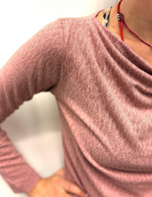 Alef Alef | אלף אלף - בגדי מעצבים | חולצת ביסיק עם טקסטורת חברבורות | SAMPLE Alef Alef | אלף אלף - בגדי מעצבים | חולצת ביסיק עם טקסטורת חברבורות | SAMPLE