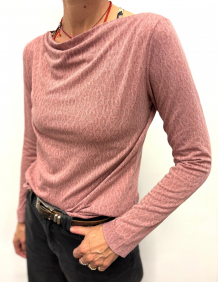 Alef Alef | אלף אלף - בגדי מעצבים | חולצת ביסיק עם טקסטורת חברבורות | SAMPLE Alef Alef | אלף אלף - בגדי מעצבים | חולצת ביסיק עם טקסטורת חברבורות | SAMPLE