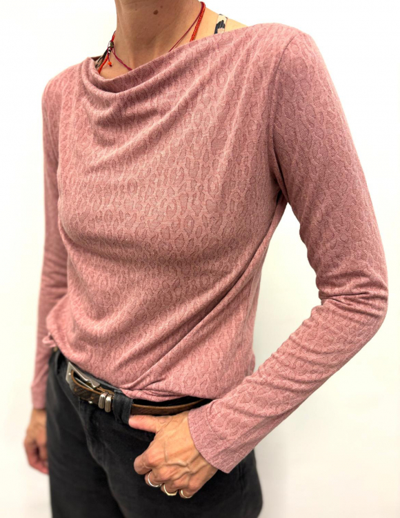 Alef Alef | אלף אלף - בגדי מעצבים | חולצת ביסיק עם טקסטורת חברבורות  | SAMPLE