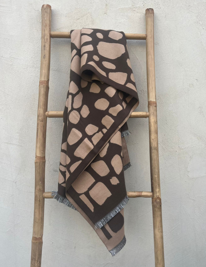 Alef Alef | אלף אלף - בגדי מעצבים | צעיף חום בז' Alef Alef | אלף אלף - בגדי מעצבים | צעיף חום בז'