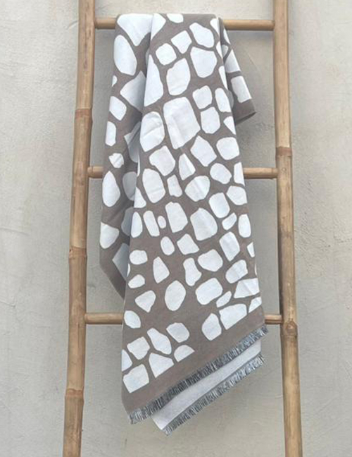 Alef Alef | אלף אלף - בגדי מעצבים | צעיף חום לבן Alef Alef | אלף אלף - בגדי מעצבים | צעיף חום לבן