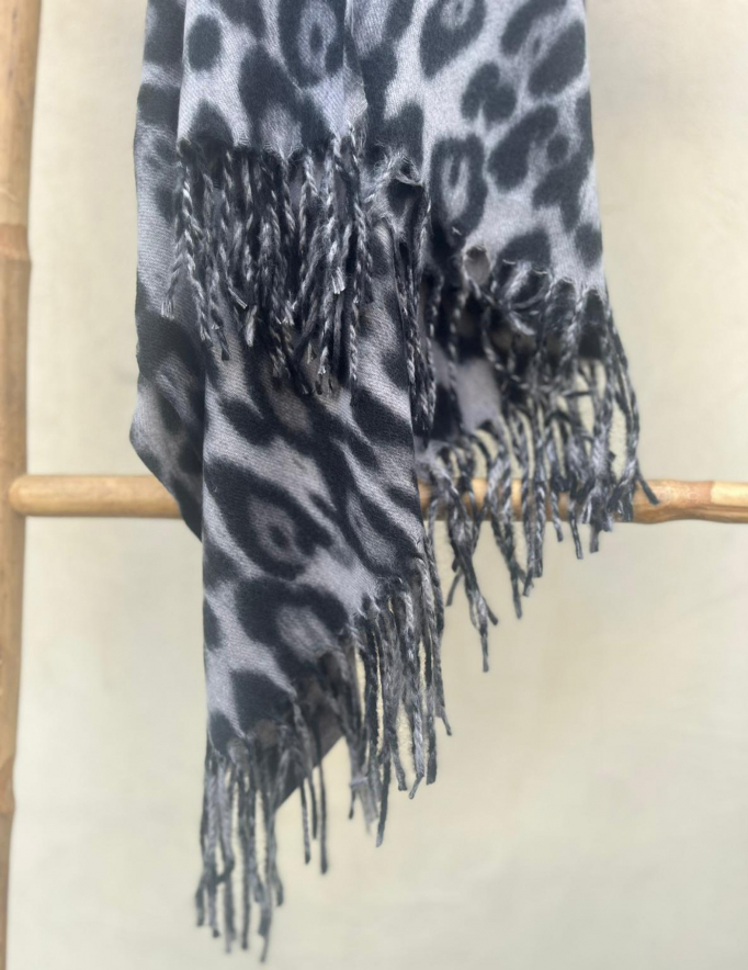 Alef Alef | אלף אלף - בגדי מעצבים | צעיף מנומר אפור Alef Alef | אלף אלף - בגדי מעצבים | צעיף מנומר אפור