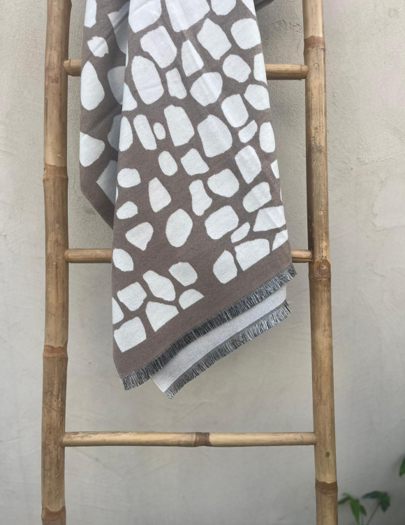 Alef Alef | אלף אלף - בגדי מעצבים | צעיף חום לבן Alef Alef | אלף אלף - בגדי מעצבים | צעיף חום לבן