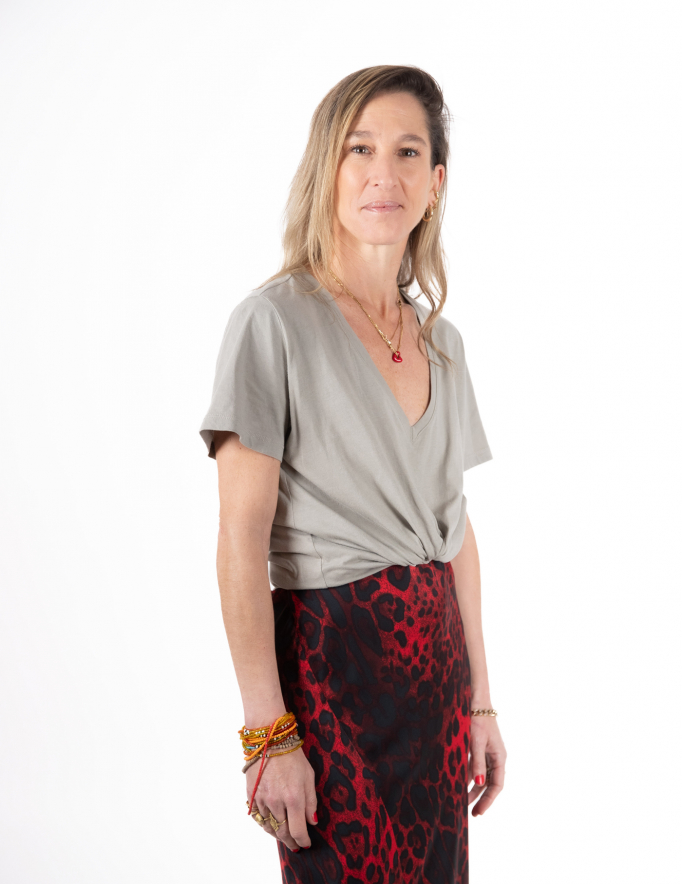 Alef Alef | אלף אלף - בגדי מעצבים | NO.17A טי שרט וי אפור בהיר Alef Alef | אלף אלף - בגדי מעצבים | NO.17A טי שרט וי אפור בהיר