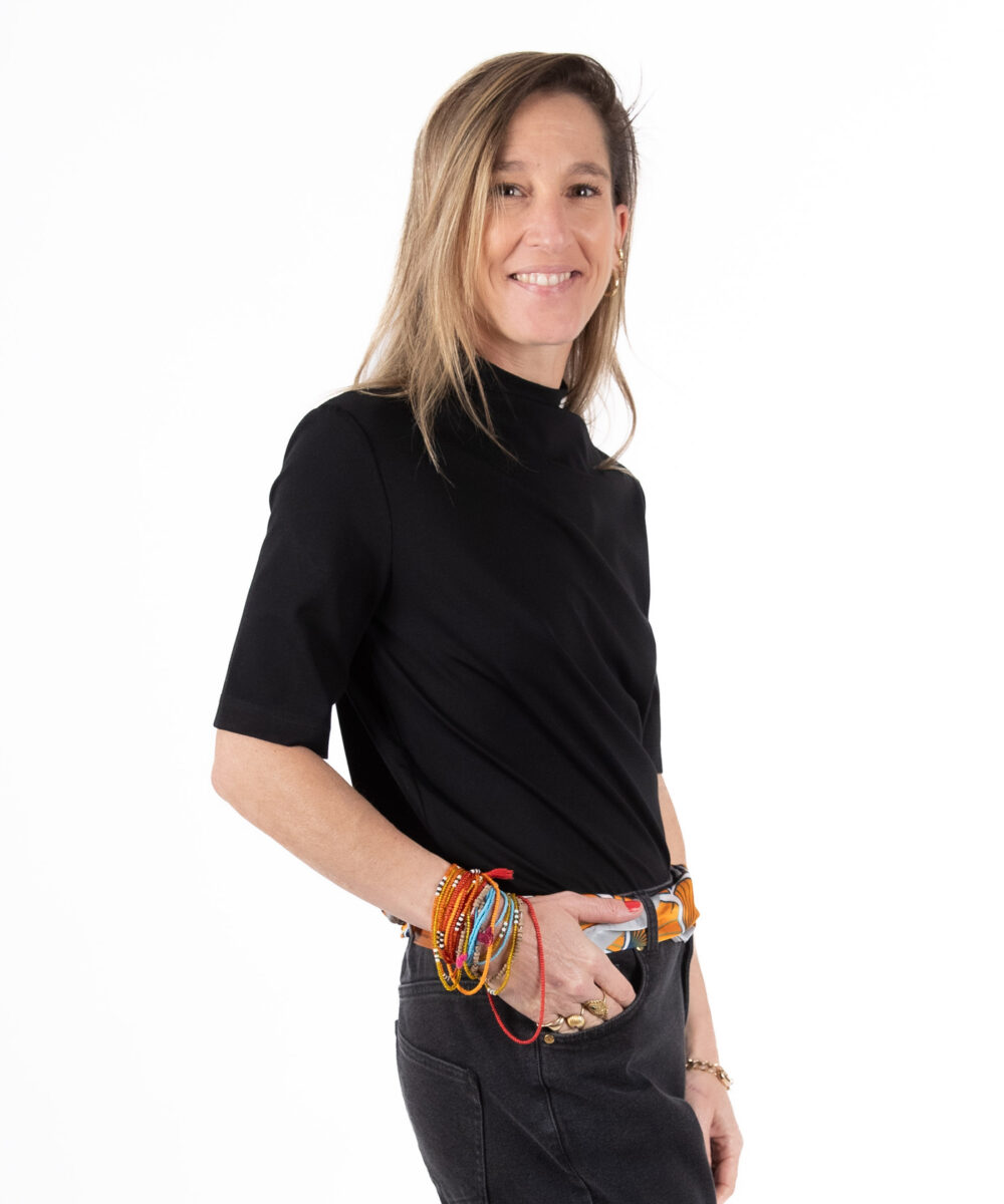 NO.8A חולצת חצי גולף שחור חלק