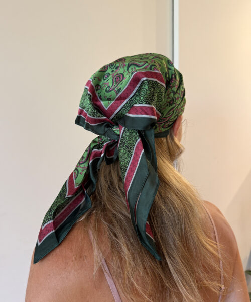 Alternative view of מטפחת סאטן הדפס ירוק אדום